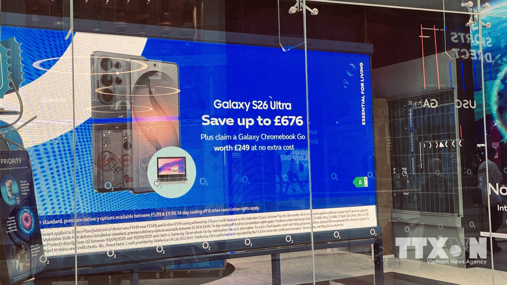 Mẫu Galaxy S26 Ultra được chào bán với mức giảm tới 676 bảng tại một cửa hàng O2 ở London. Khoản khuyến mãi càng lớn càng cho thấy các nhà mạng sẵn sàng hạ giá máy để đổi lấy hợp đồng thuê bao dài hạn. (Ảnh: Hương Giang/TTXVN)